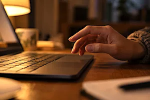 main immobile au-dessus d'un clavier, hésitation avant d'écrire